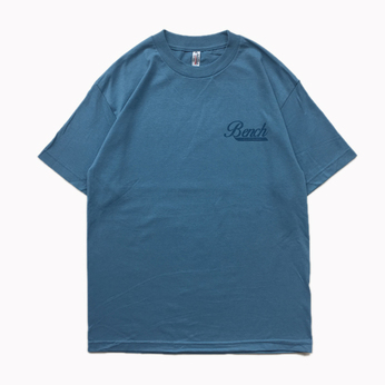 ＢＥＮＣＨ　／　ＳＭＡＬＬ　ＣＯＦＦＥＥ　ＬＯＧＯ　ＴＥＥ　（ＳＬＡＴＥ）