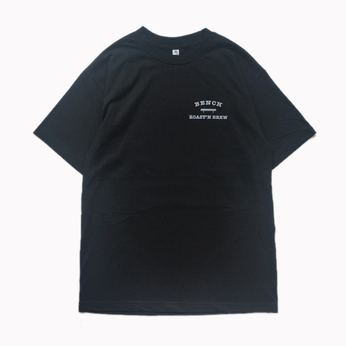 ＢＥＮＣＨ　／　ＳＭＡＬＬ　ＣＯＬＬＥＧＥ　ＬＯＧＯ　ＴＥＥ　（ＢＬＡＣＫ）