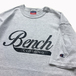 ＢＥＮＣＨ　／　ＣＯＦＦＥＥ　ＬＯＧＯ　ＴＥＥ　（ＳＩＬＶＥＲ　ＧＲＥＹ）