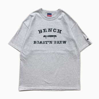 ＢＥＮＣＨ　／　ＣＯＬＬＥＧＥ　ＬＯＧＯ　ＴＥＥ　（ＳＩＬＶＥＲ　ＧＲＥＹ）