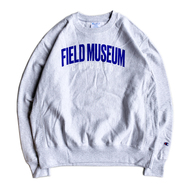 FIELD MUSEUM / LOGO CREW NECK (SILVER GREY)