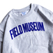 ＦＩＥＬＤ　ＭＵＳＥＵＭ　／　ＬＯＧＯ　ＣＲＥＷ　ＮＥＣＫ　（ＳＩＬＶＥＲ　ＧＲＥＹ）