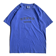 BENCH / COLLEGE LOGO TEE (FLO BLUE)