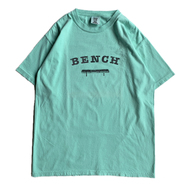 BENCH / COLLEGE LOGO TEE (CELADON)