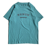 BENCH / COLLEGE LOGO TEE (SEAFOAM)