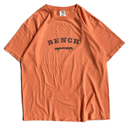 BENCH / COLLEGE LOGO TEE (MANGO)