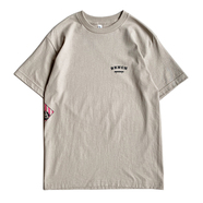 BENCH / STICKER TEE (SAND)