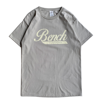 ＢＥＮＣＨ　／　ＣＯＦＦＥＥ　ＬＯＧＯ　ＴＥＥ　（ＳＡＮＤ）