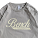 ＢＥＮＣＨ　／　ＣＯＦＦＥＥ　ＬＯＧＯ　ＴＥＥ　（ＳＡＮＤ）