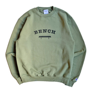 BENCH / COLLEGE LOGO CREW NECK (OLIVE)