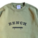 ＢＥＮＣＨ　／　ＣＯＬＬＥＧＥ　ＬＯＧＯ　ＣＲＥＷ　ＮＥＣＫ　（ＯＬＩＶＥ）