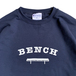 ＢＥＮＣＨ　／　ＣＯＬＬＥＧＥ　ＬＯＧＯ　ＣＲＥＷ　ＮＥＣＫ　（ＮＡＶＹ）