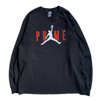 ＰＲＩＭＥ　ＰＩＺＺＡ　／　ＪＵＭＰＭＡＮ　ＬＳ　ＴＥＥ　（ＢＬＡＣＫ）