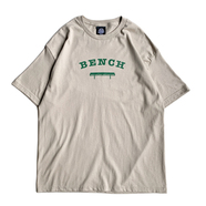 BENCH / COLLEGE LOGO TEE (SAND)