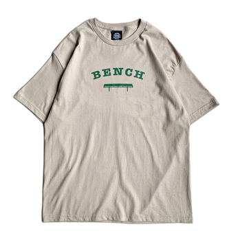 ＢＥＮＣＨ　／　ＣＯＬＬＥＧＥ　ＬＯＧＯ　ＴＥＥ　（ＳＡＮＤ）