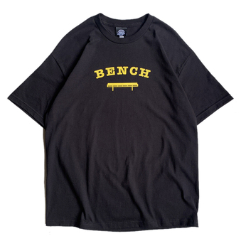 ＢＥＮＣＨ　／　ＣＯＬＬＥＧＥ　ＬＯＧＯ　ＴＥＥ　（ＢＬＡＣＫ）