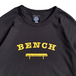 ＢＥＮＣＨ　／　ＣＯＬＬＥＧＥ　ＬＯＧＯ　ＴＥＥ　（ＢＬＡＣＫ）