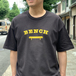 ＢＥＮＣＨ　／　ＣＯＬＬＥＧＥ　ＬＯＧＯ　ＴＥＥ　（ＢＬＡＣＫ）