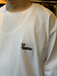 ＢＥＮＣＨ　／　Ｂｅｅ　Ｌｏｇｏ　Ｅｍｂｒｏｉｄｅｒｙ　ＬＳ　Ｔｅｅ　（Ｗｈｉｔｅ）